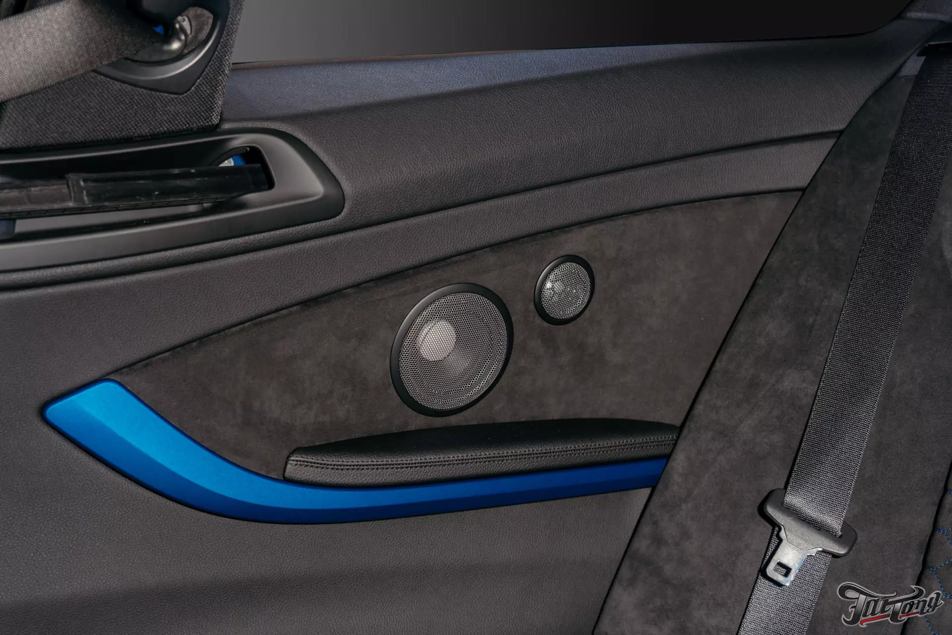 BMW 4. Пошив центральных частей сидений и дверных карт